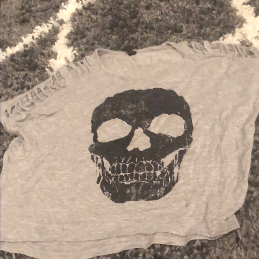 A grey shirt with a skull